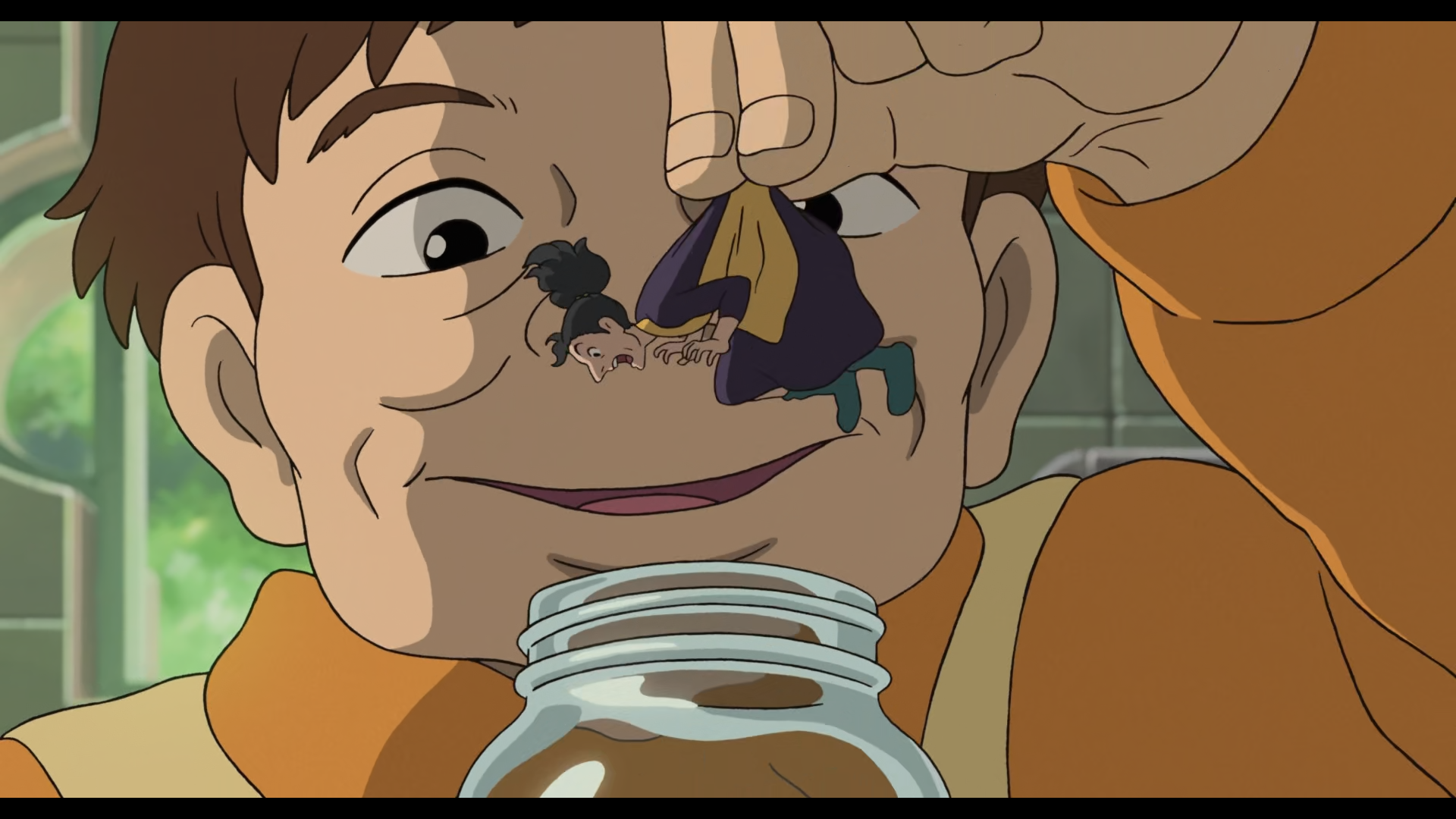 Scène d'Arietty, le petit monde des chapardeurs
Au deuxième plan, Haru, femme japonaise sexagénaire aux cheveux bruns, yeux noirs, portant un haut orange avec un gilet jaune pâle, qui arbore un demi-sourire satisfait.
Au premier plan, on voit sa main qui tient du bout des doigts, Homily, une femme qui mesure quelques centimètres, une "chapardeuse", cheveux foncés attachés vers l'arrière, yeux noirs, habillée d'une robe mauve, d'un genre de tablier jaune et de chaussures vertes. Elle a le corps tourné vers le bas, et elle a l'air terrifiée. En effet, en dessous d'elle, on distingue l'ouverture d'un bocal en verre, dans lequel elle va être plongée.
En arrière-plan, on distingue des meubles blancs, et une fenêtre donnant sur des arbres au feuillage verdoyant.